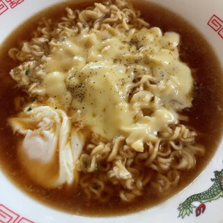 半熟卵のチーズ醤油ラーメン